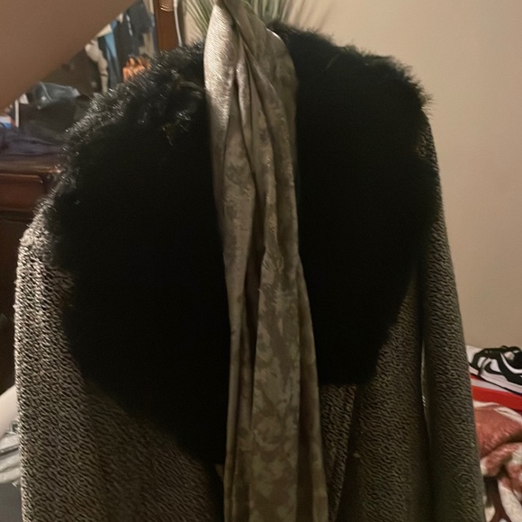 COMES WITH SCARF - Picture 1 of 2